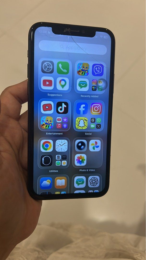 Rush Sale Iphone 11 pro (Category: iPhone 11 Series) located in Mabalacat. Submitted by queenscollectionph (Listing ID 1470158590, Image 1). Description: May basag sa screen.