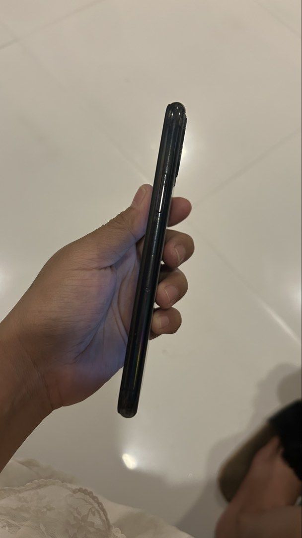 Rush Sale Iphone 11 pro (Category: iPhone 11 Series) located in Mabalacat. Submitted by queenscollectionph (Listing ID 1470158590, Image 3). Description: May basag sa screen.