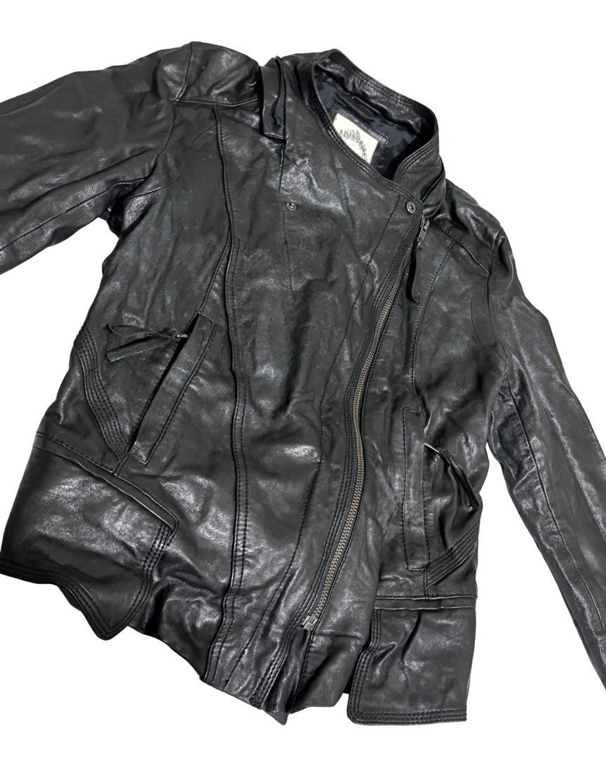 Salad Black Leather Biker Jacket with Hood Size Medium (Category: Coats, Jackets and Outerwear) located in Paranaque City. Submitted by clement.ne (Listing ID 1470200945, Image 2). Description: Salad 100% Genuine Lamb Leather Jacket - size Medium - w/ removable hood - functional zippers - no issues! dimensions: width 16” length 19.5” arm hole 8” SUCH A STEAL!! pamigay price na 🚚 J&T Express or Lalamove 📍 Parañaque .