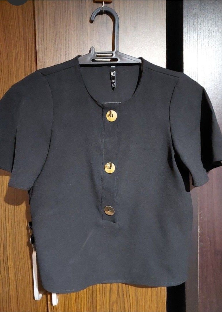 SALE !!! Zara black top (Category: Blouses) located in Caloocan City. Submitted by jensapparel (Listing ID 1470156691, Image 1). Description: no issue, flaws with extra buttons.
