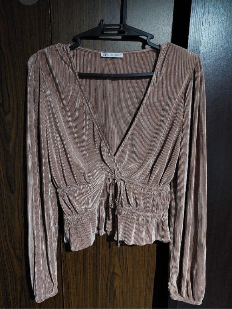 SALE !!! Zara ribbed longsleeve (Category: Longsleeves) located in Caloocan City. Submitted by jensapparel (Listing ID 1470153608, Image 2). Description: no issue, flaws good condition.