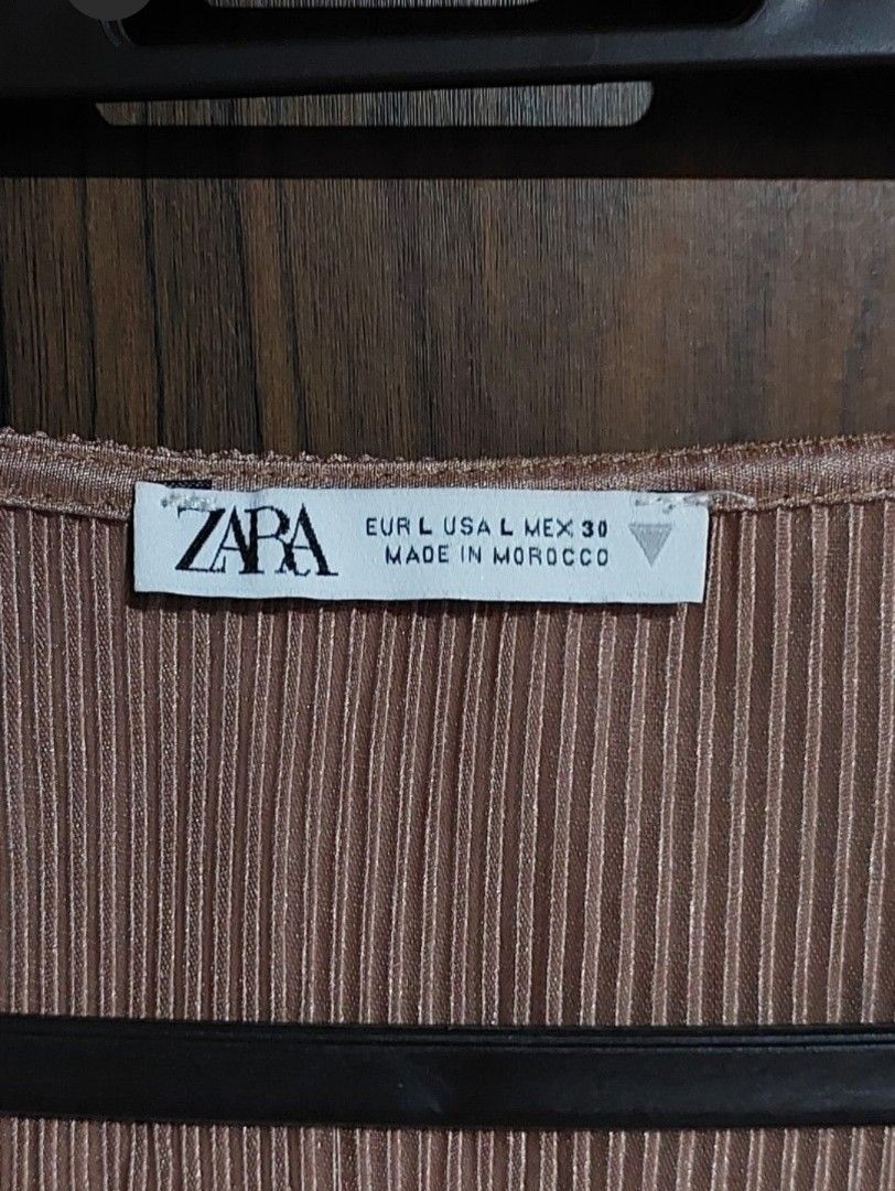 SALE !!! Zara ribbed longsleeve (Category: Longsleeves) located in Caloocan City. Submitted by jensapparel (Listing ID 1470153608, Image 3). Description: no issue, flaws good condition.