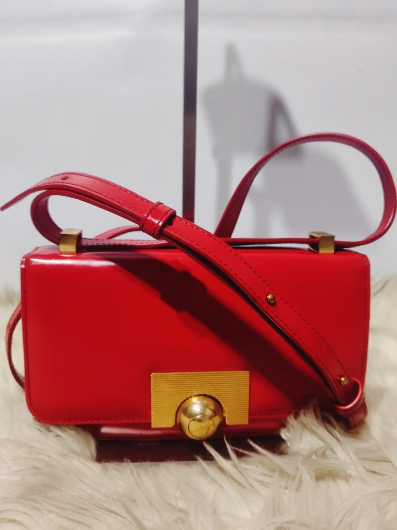 Sale! Bottega Veneta (Category: Shoulder Bags) located in Cabuyao City. Submitted by secondhand.shop.ph (Listing ID 1470325120, Image 1). Description: Sale❗️Sale❗️Sale❗️ BOTTEGA VENETA Almost new condition Red small Pure genuine leather 📌First to pay!.