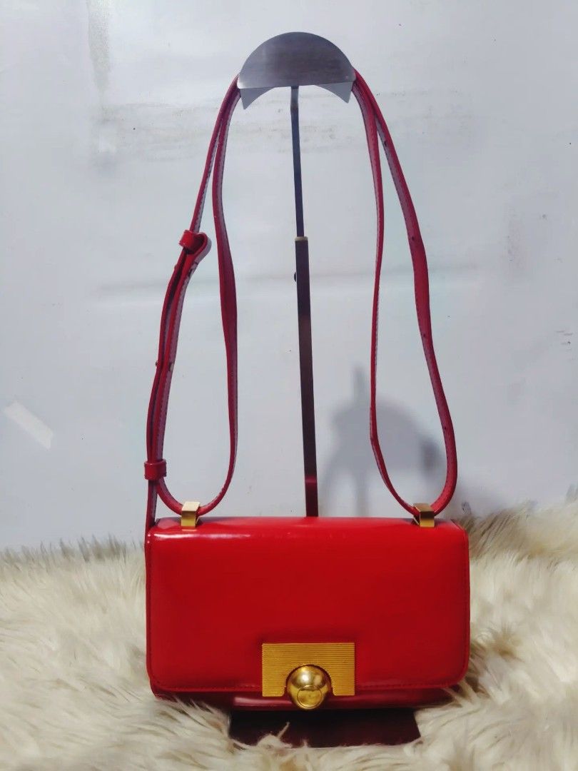 Sale! Bottega Veneta (Category: Shoulder Bags) located in Cabuyao City. Submitted by secondhand.shop.ph (Listing ID 1470325120, Image 2). Description: Sale❗️Sale❗️Sale❗️ BOTTEGA VENETA Almost new condition Red small Pure genuine leather 📌First to pay!.