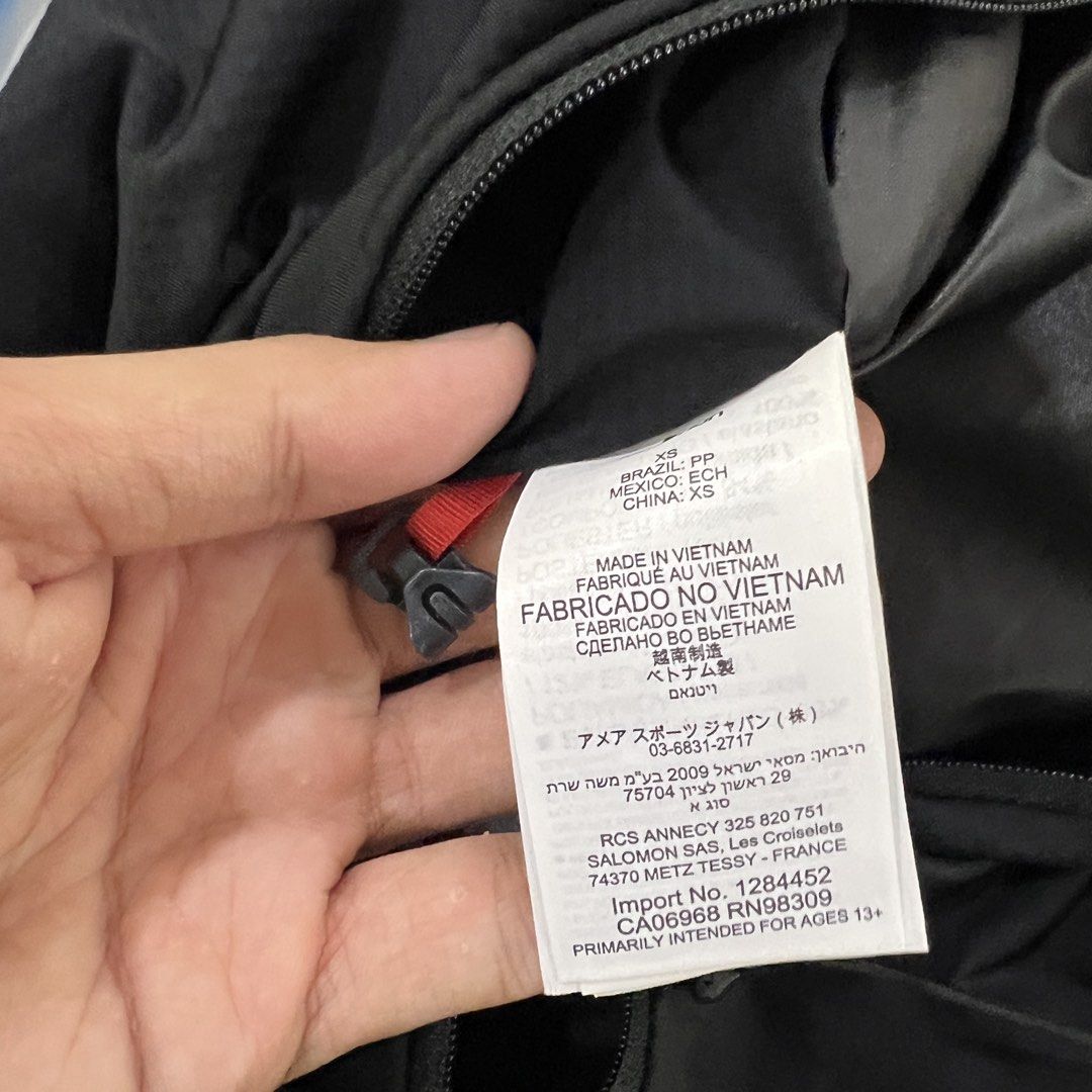 Salomon ADV Skin 12 Hydration Vest with Soft Flasks (Category: Activewear) located in Manila. Submitted by wynddd (Listing ID 1470293688, Image 3). Description: - Brand: Salomon - Model: ADV Skin 12 Vest - Color: Black - Size: XS (Chest: 81.5-89 cm / 32-35 inches) - Inclusions: Two 500ml HydraPak soft flasks - Features: Breathable mesh construction, multiple front pockets - Condition: Clean and ready for your next trail run or marathon Bought in 
