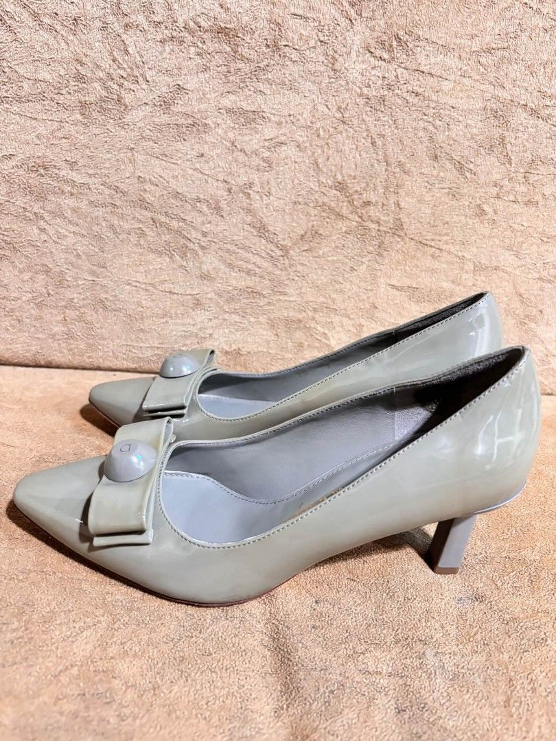 Salvatore Ferragamo (Category: Heels) located in Dumaguete. Submitted by camillaolshoppe2 (Listing ID 1470214003, Image 3). Description: ferra ang cute ganda din nang kulay size 35-36.
