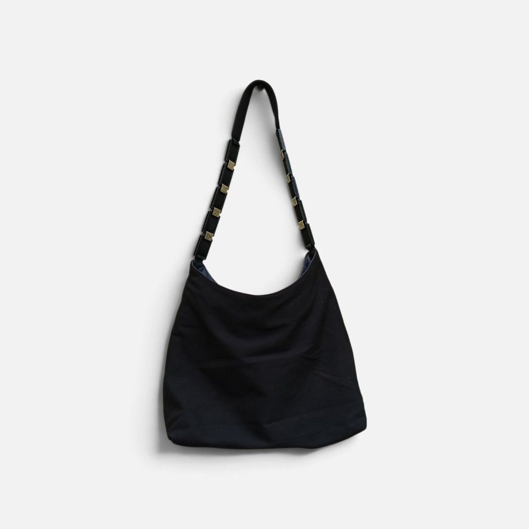 SALVATORE FERRAGAMO SHOULDER BAG (Category: Shoulder Bags) located in San Carlos City. Submitted by noynoy11 (Listing ID 1470272647, Image 1). Description: EXCELLENT - NO ISSUES.