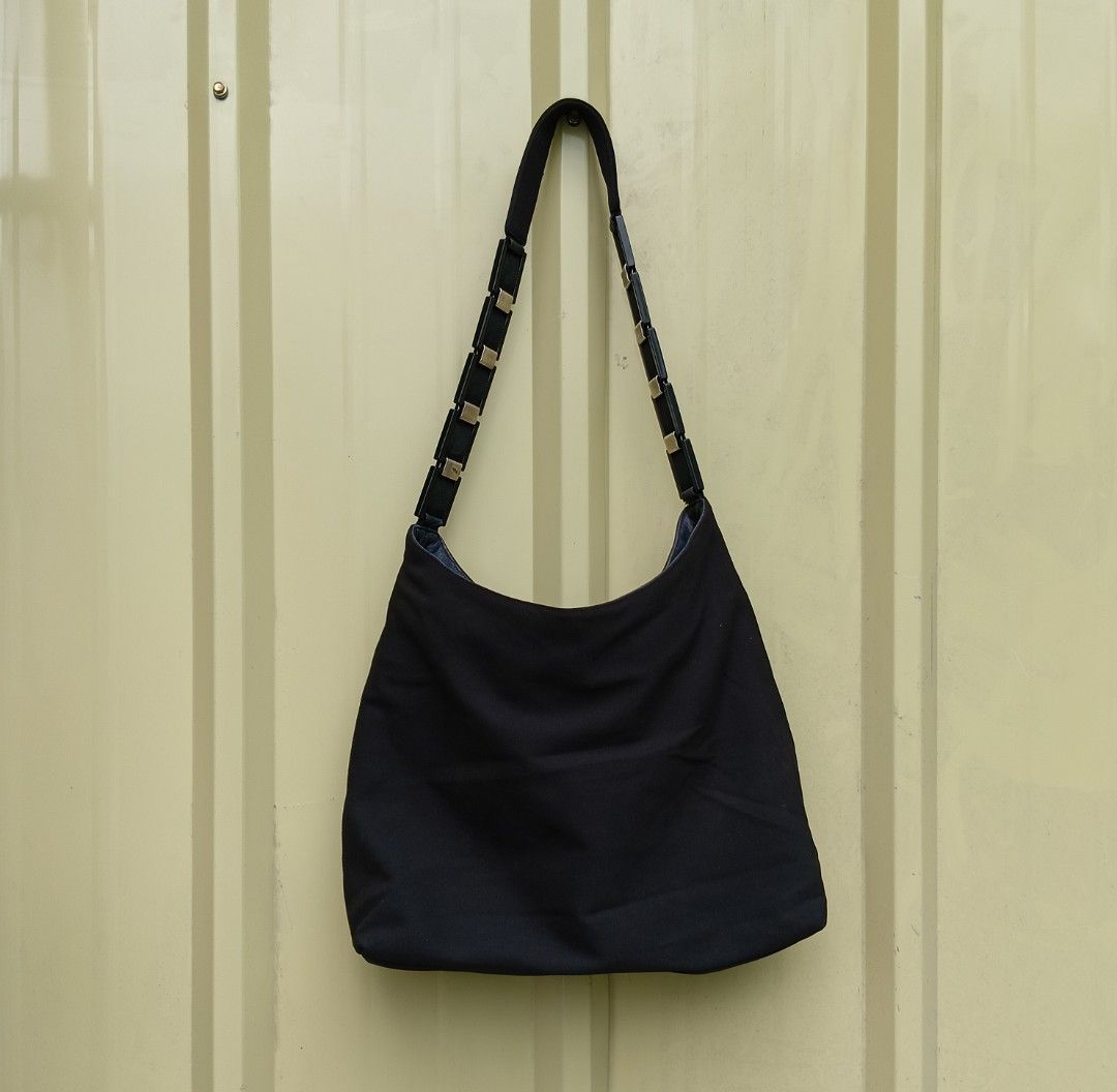 SALVATORE FERRAGAMO SHOULDER BAG (Category: Shoulder Bags) located in San Carlos City. Submitted by noynoy11 (Listing ID 1470272647, Image 2). Description: EXCELLENT - NO ISSUES.