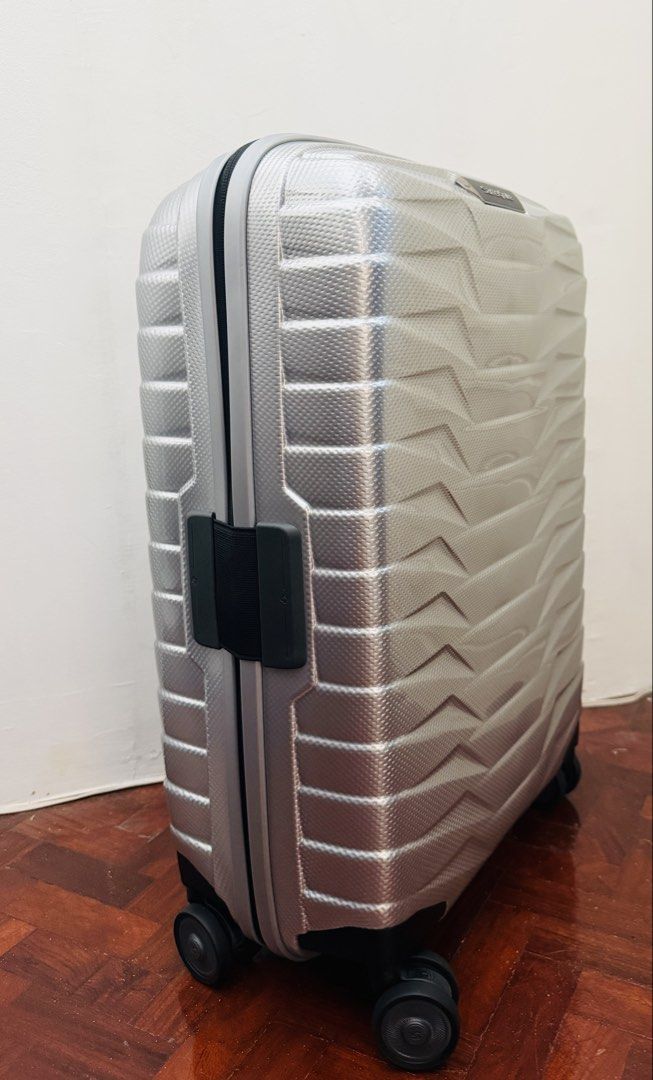 Samsonite Spinner 55/20 (Category: Luggage) located in Makati City. Submitted by zeebo21 (Listing ID 1470252019, Image 1). Description: - original price from store,36k - brand new, never used - CW6*25001 - Spinner 55/20 - 10 year warranty from Samsonite.