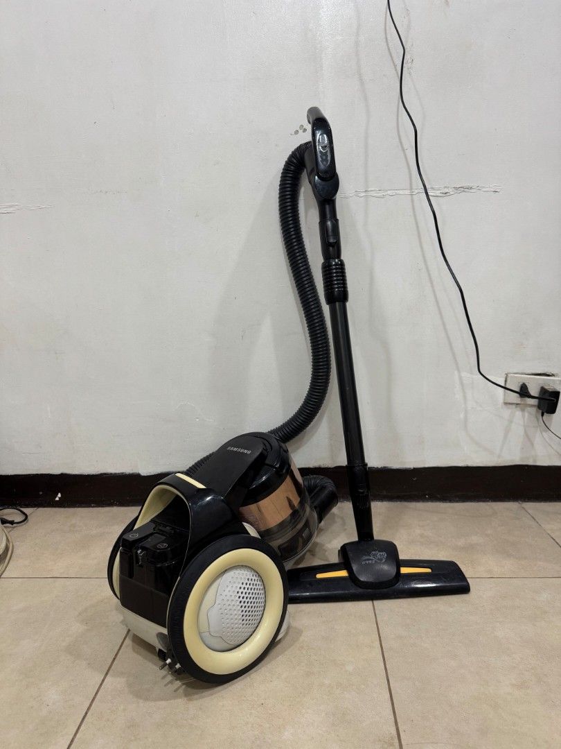 Samsung Motion Sync Vacuum Cleaner – 220V (Category: Vacuum Cleaner & Housekeeping) located in Lapu Lapu. Submitted by axl.rose05 (Listing ID 1470312832, Image 3). Description: Condition: Good working condition with good suction. Features: ✓ Samsung Motion Sync Design ✓ CycloneForce Multi Technology ✓ Strong suction for everyday cleaning ✓ Large wheels for easy maneuverability ✓ Furniture Guard to help protect furniture ✓ Easy-to-empty dust bin ✓