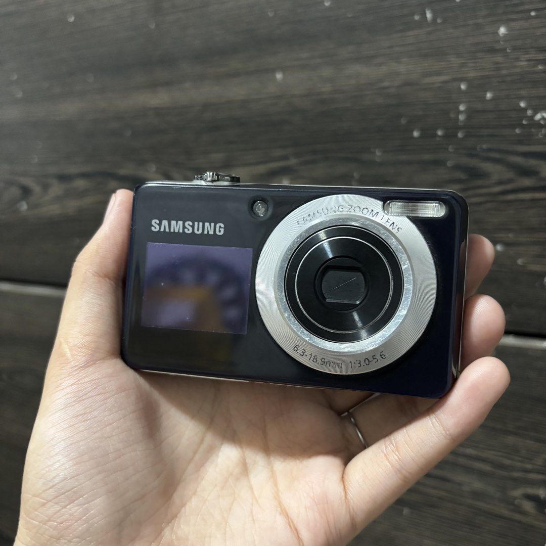Samsung PL101 Dual-Screen (Category: Cameras) located in Quezon City. Submitted by veesvault (Listing ID 1470225210, Image 2). Description: SAMSUNG PL101 (dual-screen + full inclusion) 🏷️₱1999 NEGOTIABLE PA! 🎉complete inclusions—gagamitin nalang! 🎉ALL FUNCTIONS WORKING (flash, red flash, zoom, vid, mic, speaker, buttons, dials, etc.) 🎉12.2 megapixels 🎉excellent body cosmetics & ports intact 🎉flawless/perfectly working front screen! 🎁Inclus