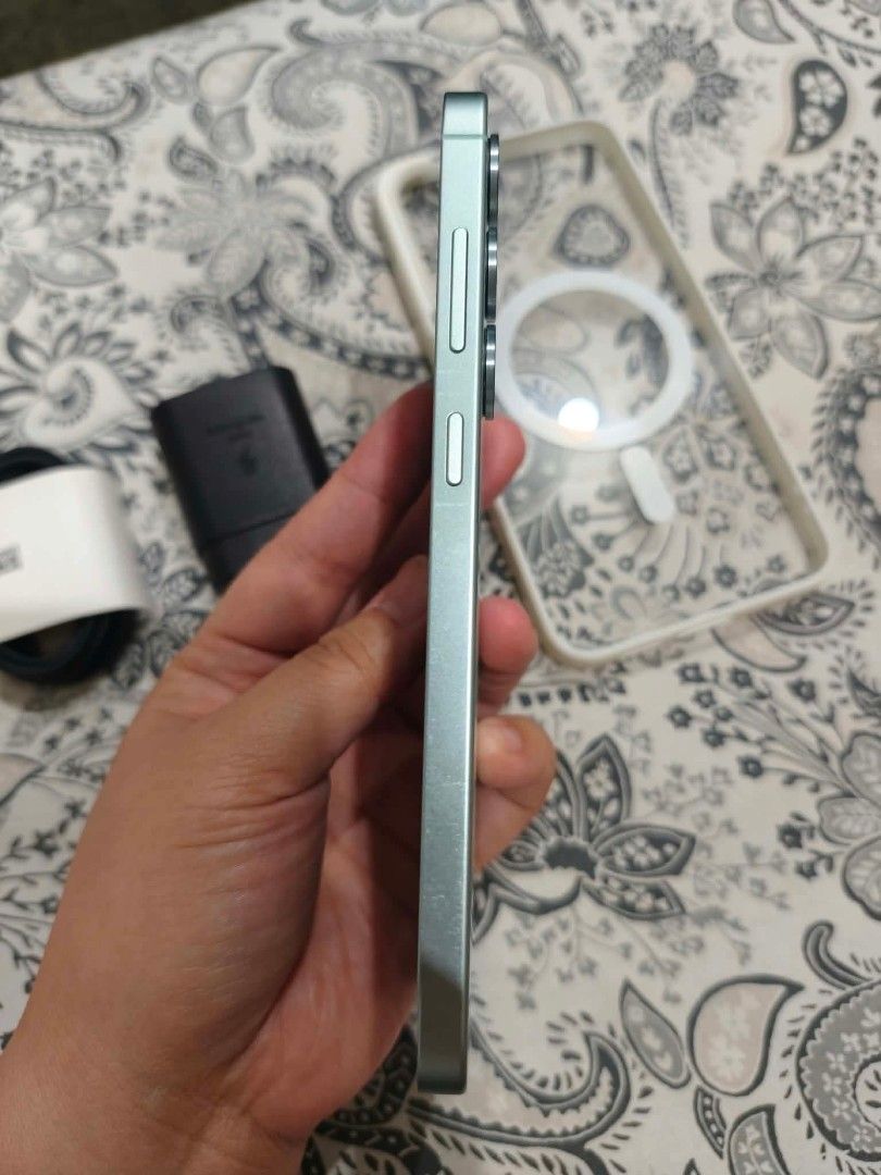 Samsung S25 plus (Category: Samsung) located in Sariaya. Submitted by kmvalle54730056 (Listing ID 1470274259, Image 2). Description: for sale swap 256gb issue yung dents 30000 sariaya, quezon pwede shipping with downpayment .
