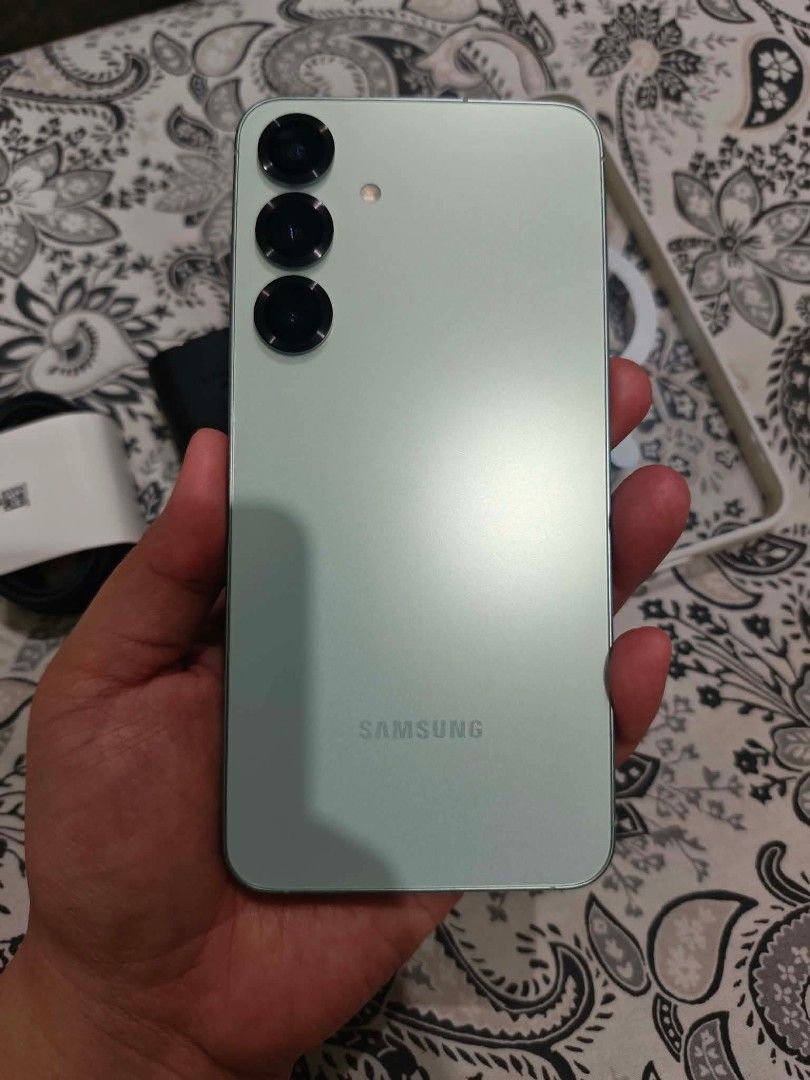 Samsung S25 plus (Category: Samsung) located in Sariaya. Submitted by kmvalle54730056 (Listing ID 1470274259, Image 1). Description: for sale swap 256gb issue yung dents 30000 sariaya, quezon pwede shipping with downpayment .
