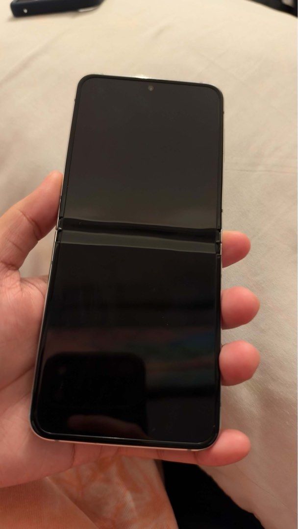 Samsung Z flip 5 (Category: Samsung) located in Paranaque City. Submitted by shppp.1 (Listing ID 1470182587, Image 2). Description: Samsung Galaxy Z Flip 5 - NTC Openline - Storage: 512GB - Condition: Excellent / very smooth, well-taken care of. No issues! - Inclusions: Unit, charger and case only. - Meetup Location: SM City Bicutan .
