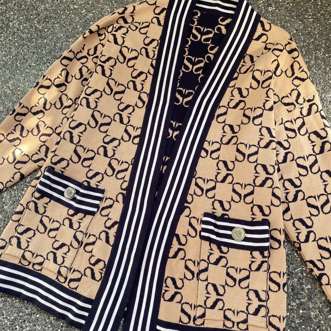 💫Sandro Paris Reversible Knitted Cardigan (Category: Luxury Apparel) located in Manila. Submitted by yourdaily_obsessions (Listing ID 1470277598, Image 3). Description: Item: Sandro Paris •Size 1 on tag, M-L •Measurements: 21x27.5” •As new!✨ •For keeps!🥺🤎 - Notes before making an offer❗️ •Photos are provided for self authentication. •Bogus/irresponsible buyer auto blocked •Check details first, to see minimal flaw/issue if any. •Payment First. 