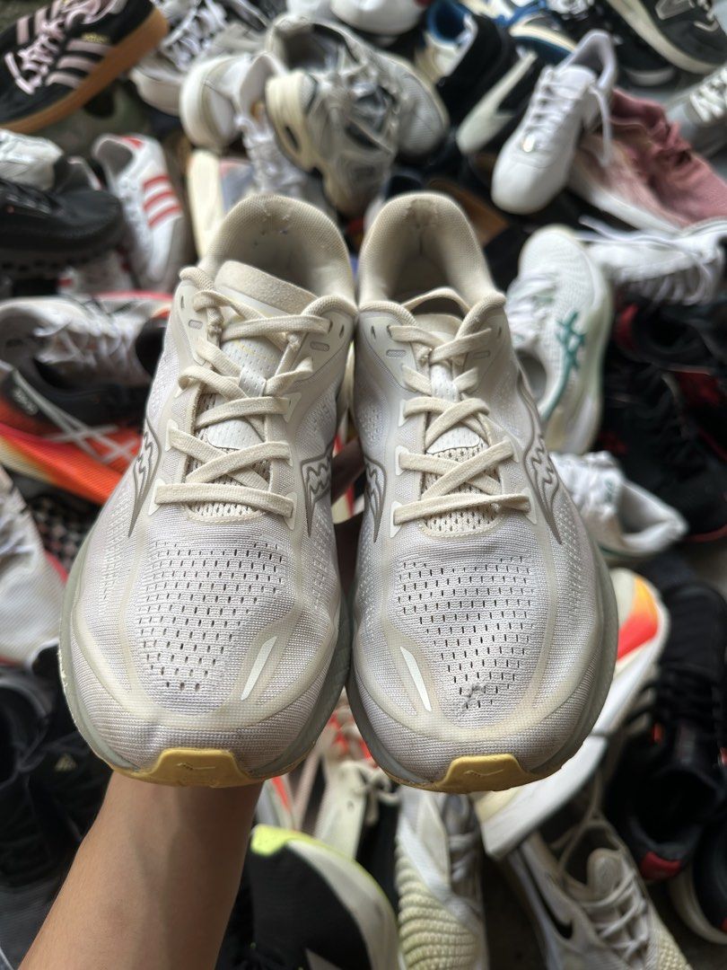 Saucony Mirage Flow (Category: Sneakers) located in Marikina City. Submitted by azaero (Listing ID 1470283116, Image 2). Description: Size Men's US 8.5 / cm 26.5 / Euro 42 Good Condition Minimal Sockliner.