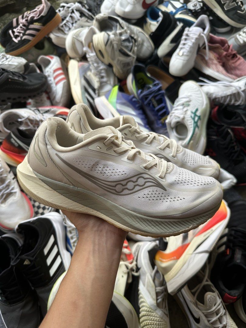 Saucony Mirage Flow (Category: Sneakers) located in Marikina City. Submitted by azaero (Listing ID 1470283116, Image 1). Description: Size Men's US 8.5 / cm 26.5 / Euro 42 Good Condition Minimal Sockliner.