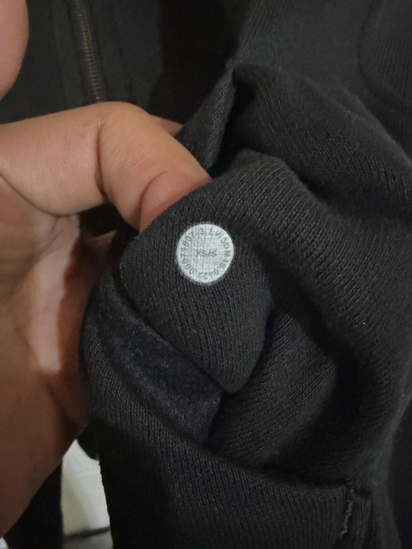 scuba lululemon (Category: Activewear) located in Santa Rosa. Submitted by jeremydeas56388 (Listing ID 1470186020, Image 2). Description: size xs/small issue visible stain.