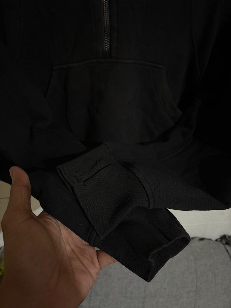 scuba lululemon (Category: Activewear) located in Santa Rosa. Submitted by jeremydeas56388 (Listing ID 1470186020, Image 3). Description: size xs/small issue visible stain.