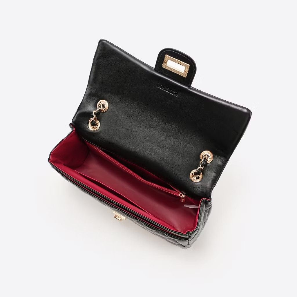 Seagloca two way shoulder bag (Category: Luxury Bags & Wallets) located in Manila. Submitted by jnsrn4726 (Listing ID 1470144032, Image 3). Description: - like new once lang ginamit - inopen lang - with a dust bag - 799 orig price.
