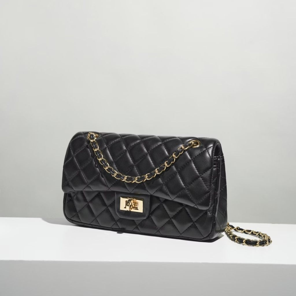 Seagloca two way shoulder bag (Category: Luxury Bags & Wallets) located in Manila. Submitted by jnsrn4726 (Listing ID 1470144032, Image 1). Description: - like new once lang ginamit - inopen lang - with a dust bag - 799 orig price.