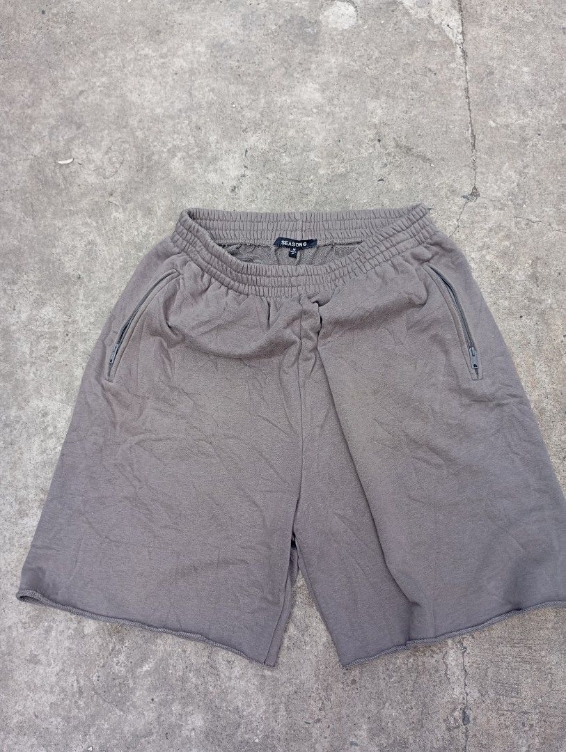 Season 6 yezzy (Category: Activewear) located in Manila. Submitted by kitkathukayukay (Listing ID 1470166175, Image 1). Description: no issue goodcondition.
