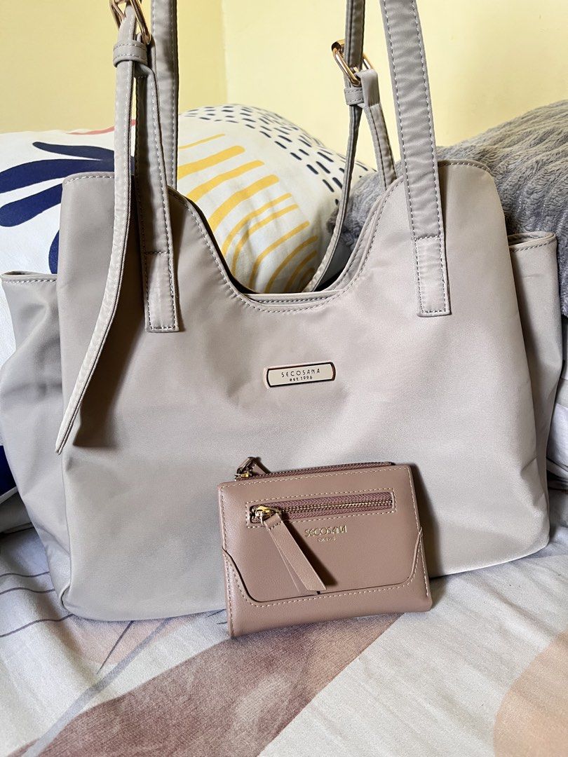 Secosana Tote Bag with Matching Wallet Set (Category: Tote Bags) located in Antipolo. Submitted by abbeyspicks (Listing ID 1470162678, Image 2). Description: WITH FREE SECOSANA WALLET Rfs: Decluttering ASAP. Wallet is brandnew po. I collected secosana wallet designs before, some are only used for live selling sample. The bag is only used twice. But is in pristine condition including the gold hardware and logo emblem. .