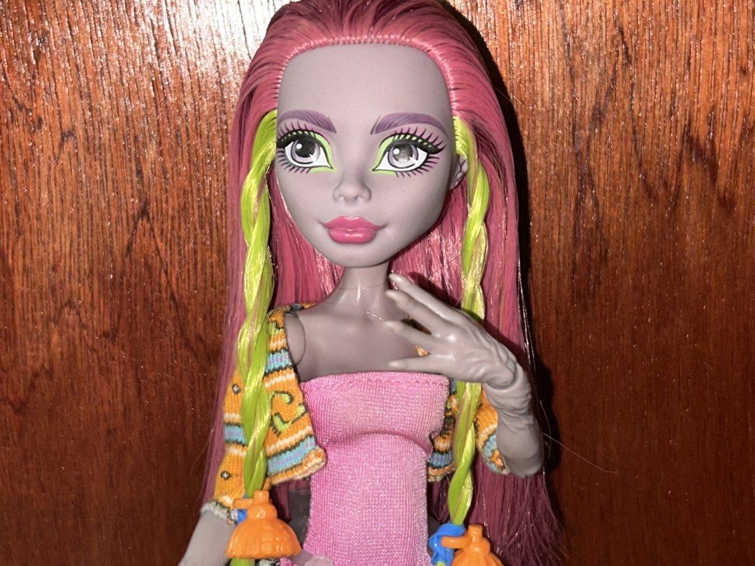 Semi complete marisol coxi! (Category: Plushies & Soft Toys) located in Pateros City. Submitted by leizu12 (Listing ID 1470308963, Image 1). Description: She doesn't have any flaws guys and shes only missing her headband.