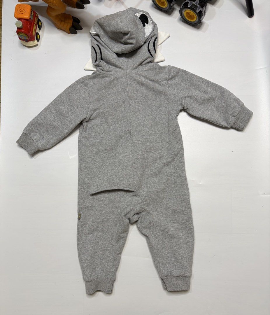 Shark costume (Category: Babies & Kids Fashion) located in Dasmarinas. Submitted by elizmaebau68309 (Listing ID 1470151039, Image 3). Description: Gray hooded baby shark cotton romper with a full-length zipper and 3D teeth details on the hood. Personal preloves Used once 18-24 months Original price in Amazon 1500 .