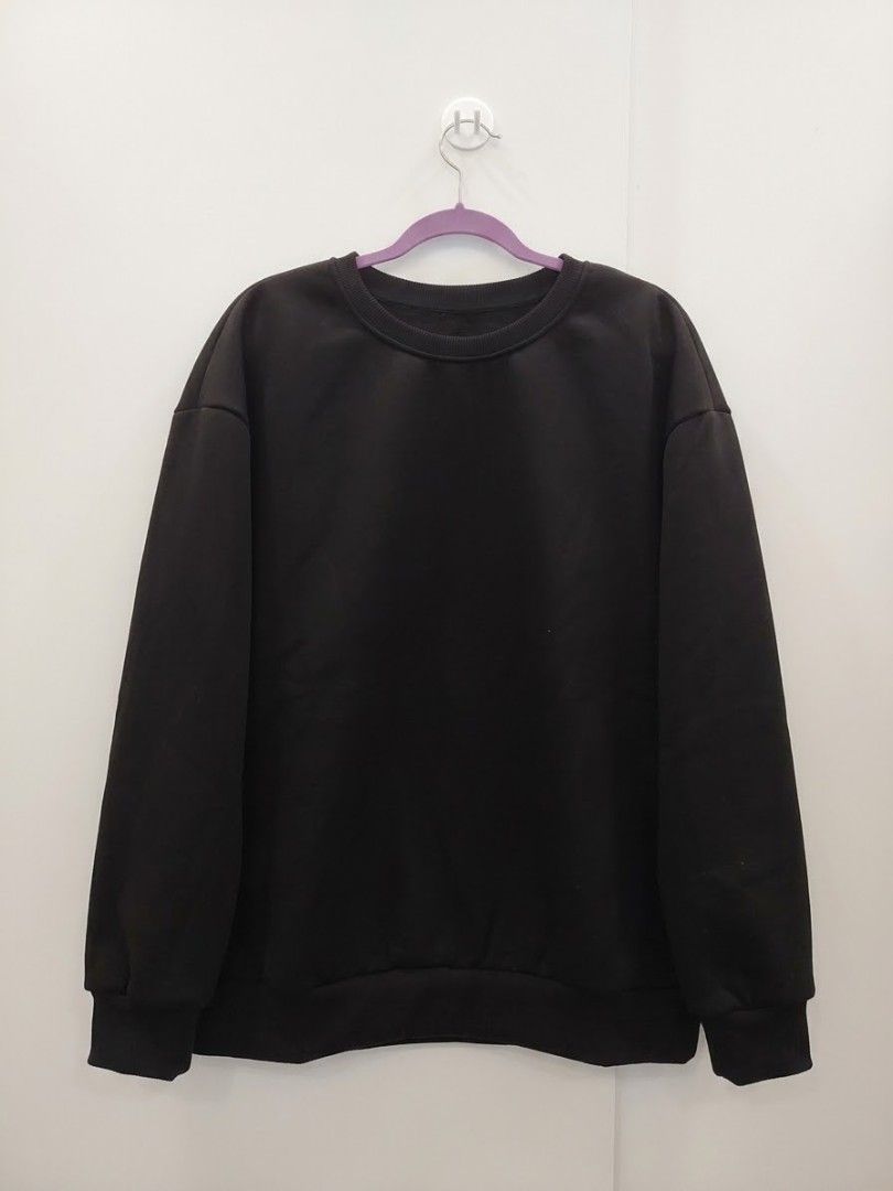 SHEIN Black Long Sleeve Crew Neck Oversized Sweatshirt (Category: Longsleeves) located in Manila. Submitted by babeboxtheory (Listing ID 1470299315, Image 2). Description: - Color: Solid Black - Style: Crew neckline, long sleeves - Comfort: Soft inner fabric for extra warmth - Fit: Ribbed cuffs and hem to hold shape - Versatility: Easy to pair with both jeans and skirts - Condition: Brand new / excellent quality.