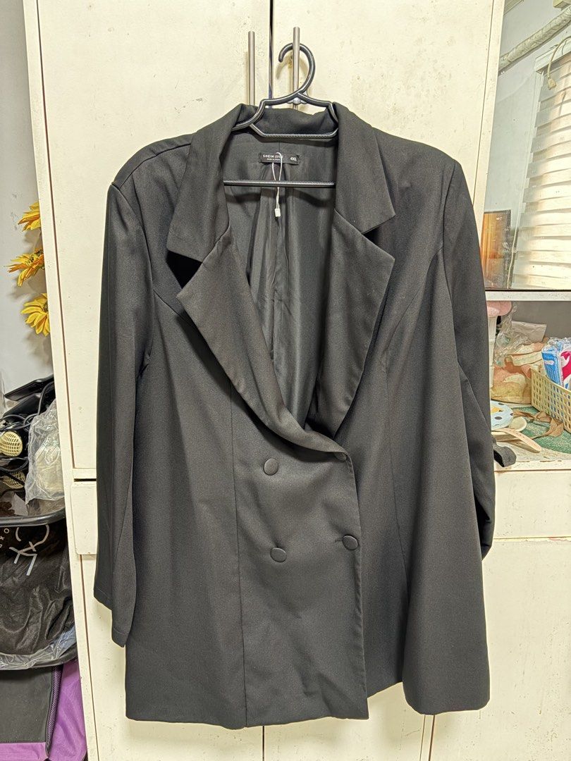 SHEIN Curve Plus Size Black Double Breasted Blazer 4XL (Category: Coats, Jackets and Outerwear) located in Pateros City. Submitted by selleysells (Listing ID 1470242744, Image 1). Description: - Brand: SHEIN Curve - Style: Double-breasted blazer with lapel collar and long sleeves - Size: 4XL (tag attached) - Condition: Brand new with original tags still hanging - Color: Solid black - Details: Fully lined interior with matching black buttons - Gre