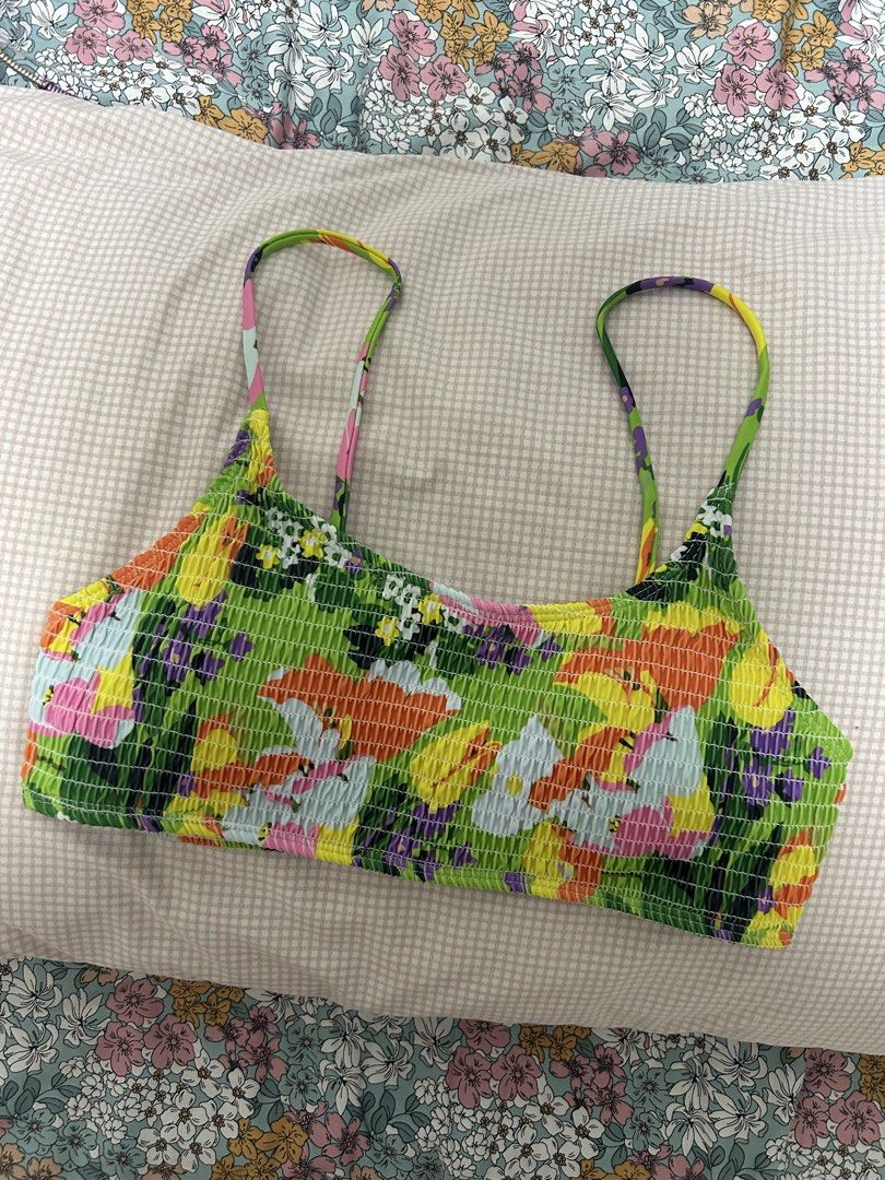SHEIN Floral Bikini Top (Category: Bikinis & Swimsuits) located in Manila. Submitted by curatedbyelvynna (Listing ID 1470267883, Image 1). Description: No when worn, no ‘more photos’. All photos are posted, what you see is what you’ll get. Last price posted 💯 No more haggling. All items are reasonably priced based on their condition. No swaps. All sales are final. No returns. MOP: BDO, BPI, & GCash Delivery fee c/o buyer. For standard shipping, 