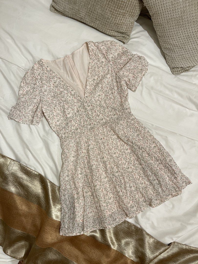 Shein Floral Dress (Category: Dresses) located in Quezon City. Submitted by everythingmustgo__ (Listing ID 1470244533, Image 1). Description: Brand new Size: extra small (runs big) Color: light pink ‼️ firm with price. low ballers will not be entertained ‼️.