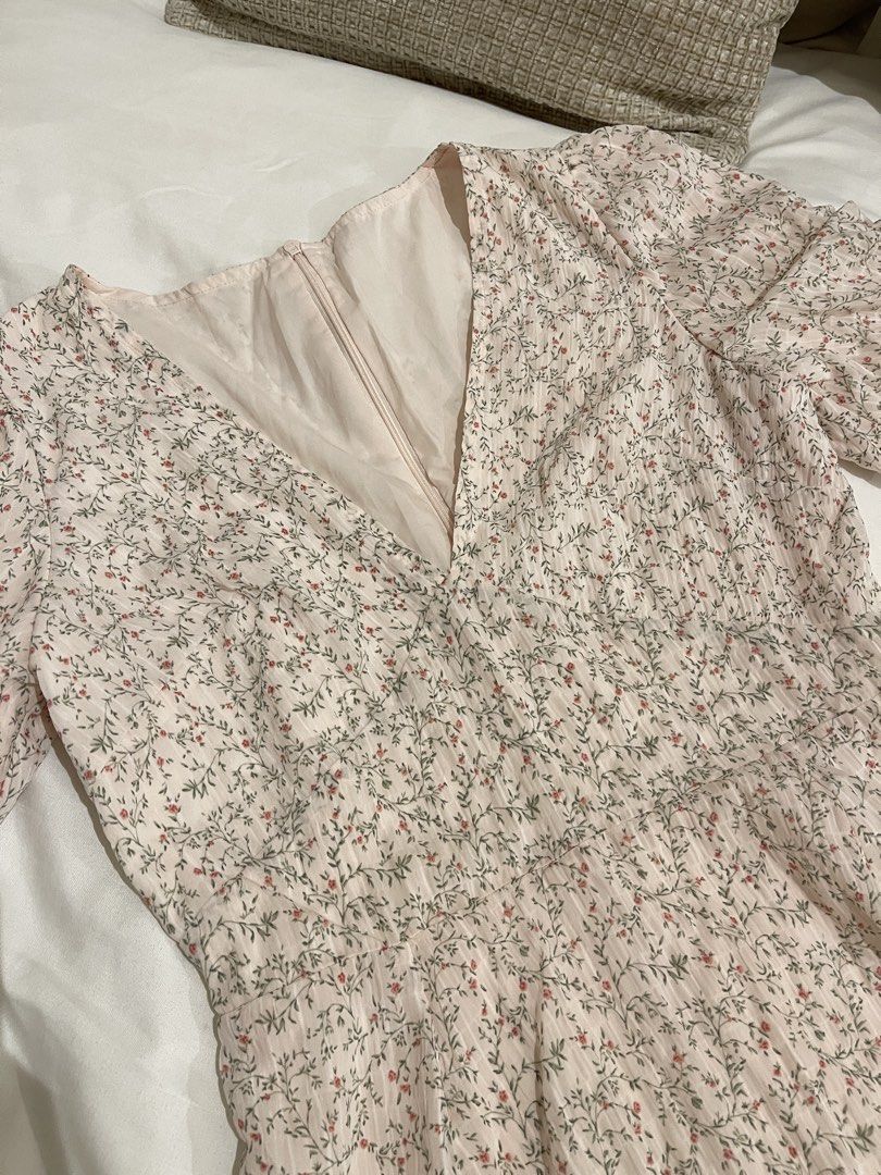 Shein Floral Dress (Category: Dresses) located in Quezon City. Submitted by everythingmustgo__ (Listing ID 1470244533, Image 2). Description: Brand new Size: extra small (runs big) Color: light pink ‼️ firm with price. low ballers will not be entertained ‼️.