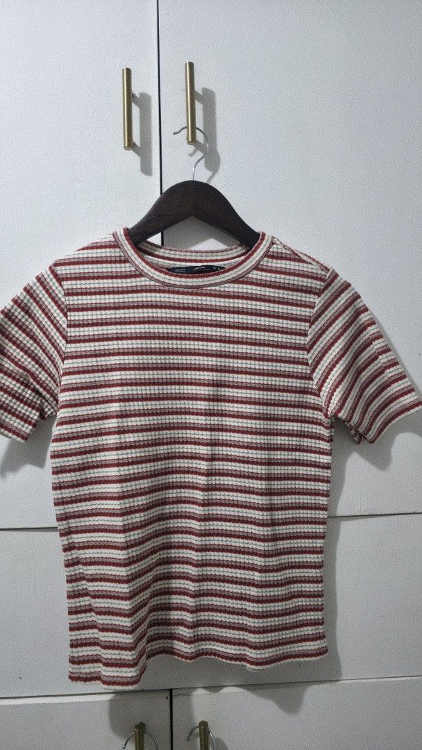 shirts for take all (Category: Shirts) located in Taguig. Submitted by destash_ (Listing ID 1470230814, Image 3). Description: - Trendy black and white abstract circle print - Flattering V-neck with stylish contrast black trim - Soft and stretchy material for all-day comfort mix of small to large shirts 100 each. 420 if take all.