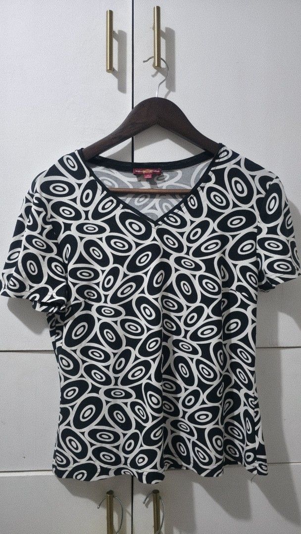 shirts for take all (Category: Shirts) located in Taguig. Submitted by destash_ (Listing ID 1470230814, Image 1). Description: - Trendy black and white abstract circle print - Flattering V-neck with stylish contrast black trim - Soft and stretchy material for all-day comfort mix of small to large shirts 100 each. 420 if take all.