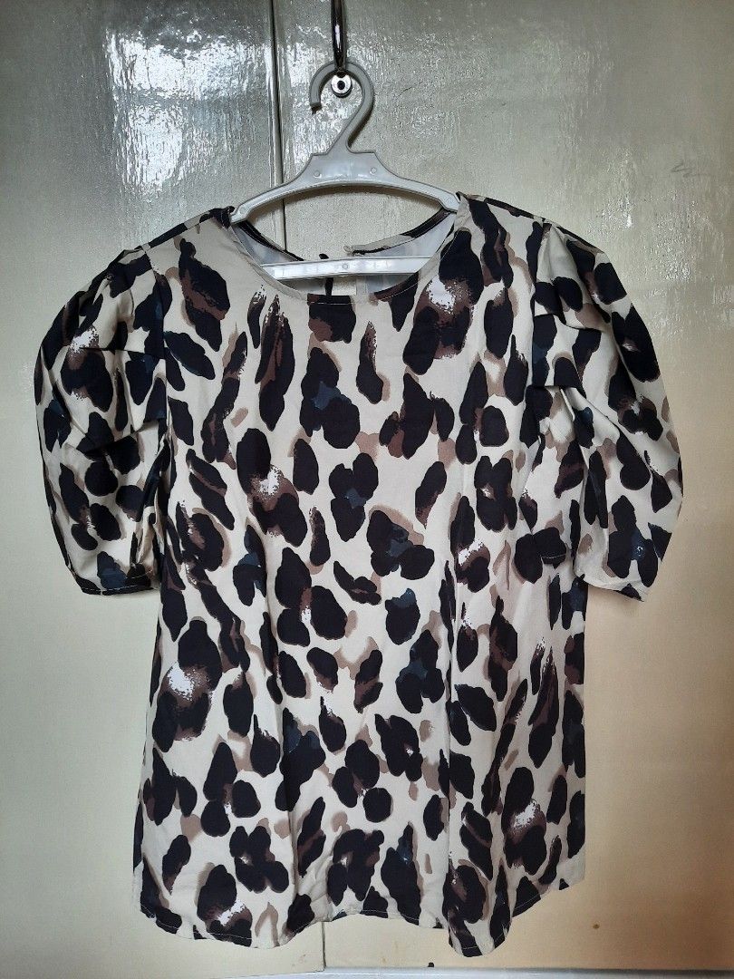 Short-Sleeve Puffed Sleeve Leopard Print Blouse (Category: Blouses) located in Quezon City. Submitted by dannikkishoppe2 (Listing ID 1470276912, Image 2). Description: Short-Sleeve Puffed Sleeve Leopard Print Blouse‼️₱180‼️ • Style: Short-Sleeve Puffed Sleeve Blouse • Pattern: Bold Leopard / Animal Print • Color Palette: Neutral Cream/Beige background with Black and Brown accents • Neckline: Classic Crew / Scoop Neckline • Silhouette: Relaxed yet