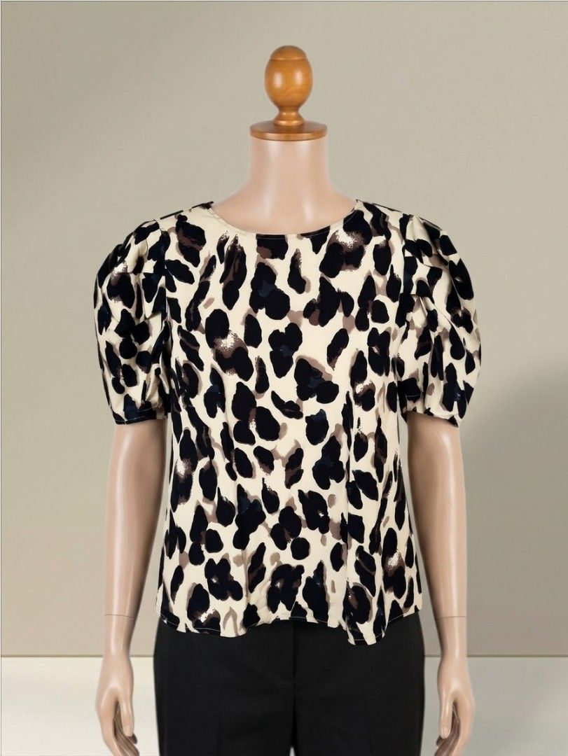 Short-Sleeve Puffed Sleeve Leopard Print Blouse (Category: Blouses) located in Quezon City. Submitted by dannikkishoppe2 (Listing ID 1470276912, Image 1). Description: Short-Sleeve Puffed Sleeve Leopard Print Blouse‼️₱180‼️ • Style: Short-Sleeve Puffed Sleeve Blouse • Pattern: Bold Leopard / Animal Print • Color Palette: Neutral Cream/Beige background with Black and Brown accents • Neckline: Classic Crew / Scoop Neckline • Silhouette: Relaxed yet