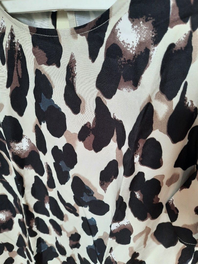 Short-Sleeve Puffed Sleeve Leopard Print Blouse (Category: Blouses) located in Quezon City. Submitted by dannikkishoppe2 (Listing ID 1470276912, Image 3). Description: Short-Sleeve Puffed Sleeve Leopard Print Blouse‼️₱180‼️ • Style: Short-Sleeve Puffed Sleeve Blouse • Pattern: Bold Leopard / Animal Print • Color Palette: Neutral Cream/Beige background with Black and Brown accents • Neckline: Classic Crew / Scoop Neckline • Silhouette: Relaxed yet