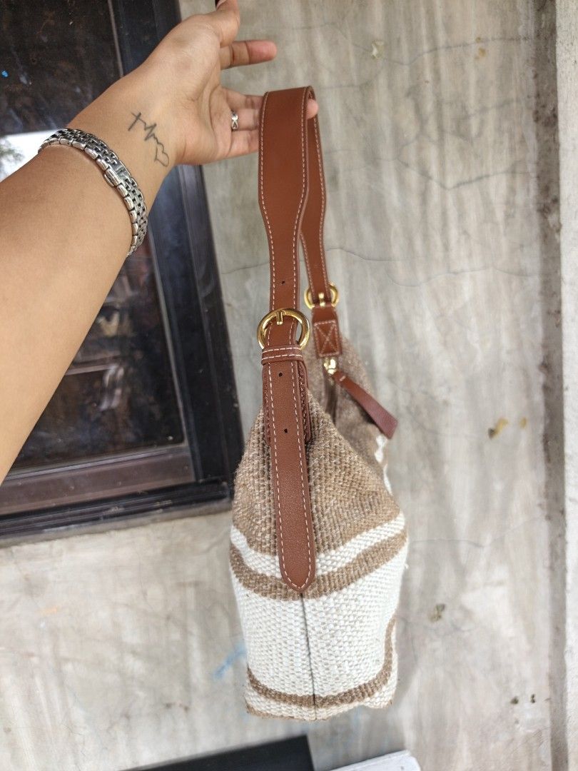 Shoulder bag (Category: Shoulder Bags) located in Quezon, Isabela. Submitted by ukay-ukaybylyn (Listing ID 1470208144, Image 3). Description: excellent condition💯 apaka ganda neto kasya folded payong and long wallet.