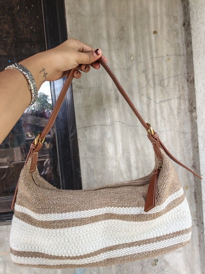 Shoulder bag (Category: Shoulder Bags) located in Quezon, Isabela. Submitted by ukay-ukaybylyn (Listing ID 1470208144, Image 2). Description: excellent condition💯 apaka ganda neto kasya folded payong and long wallet.