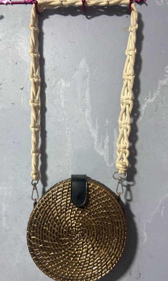 Shoulder bag (Category: Luxury Bags & Wallets) located in Subic. Submitted by thriftly.treasure (Listing ID 1470334691, Image 1). Description: no issue | local made | Preloved.