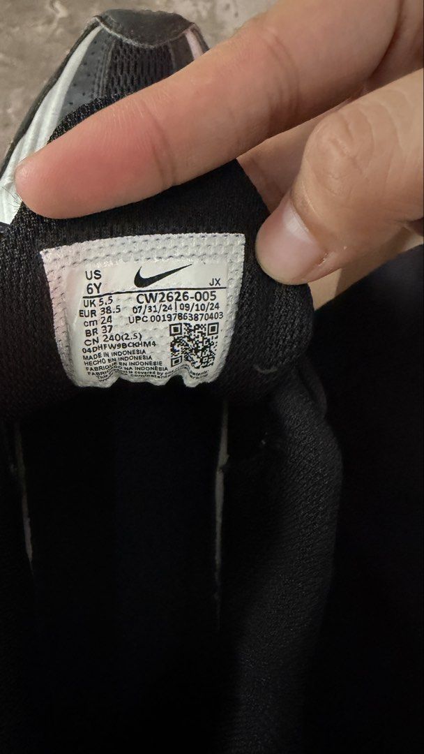 shox R4 gs (Category: Sneakers) located in Manila. Submitted by dndsell_ (Listing ID 1470190005, Image 3). Description: wts lfb nike shox r4 size: 6y ₱2,700 (nego slight) vv good condi used once sa dance class nag feeling dancer then few times pang labas no box rfs: unloading shoes.