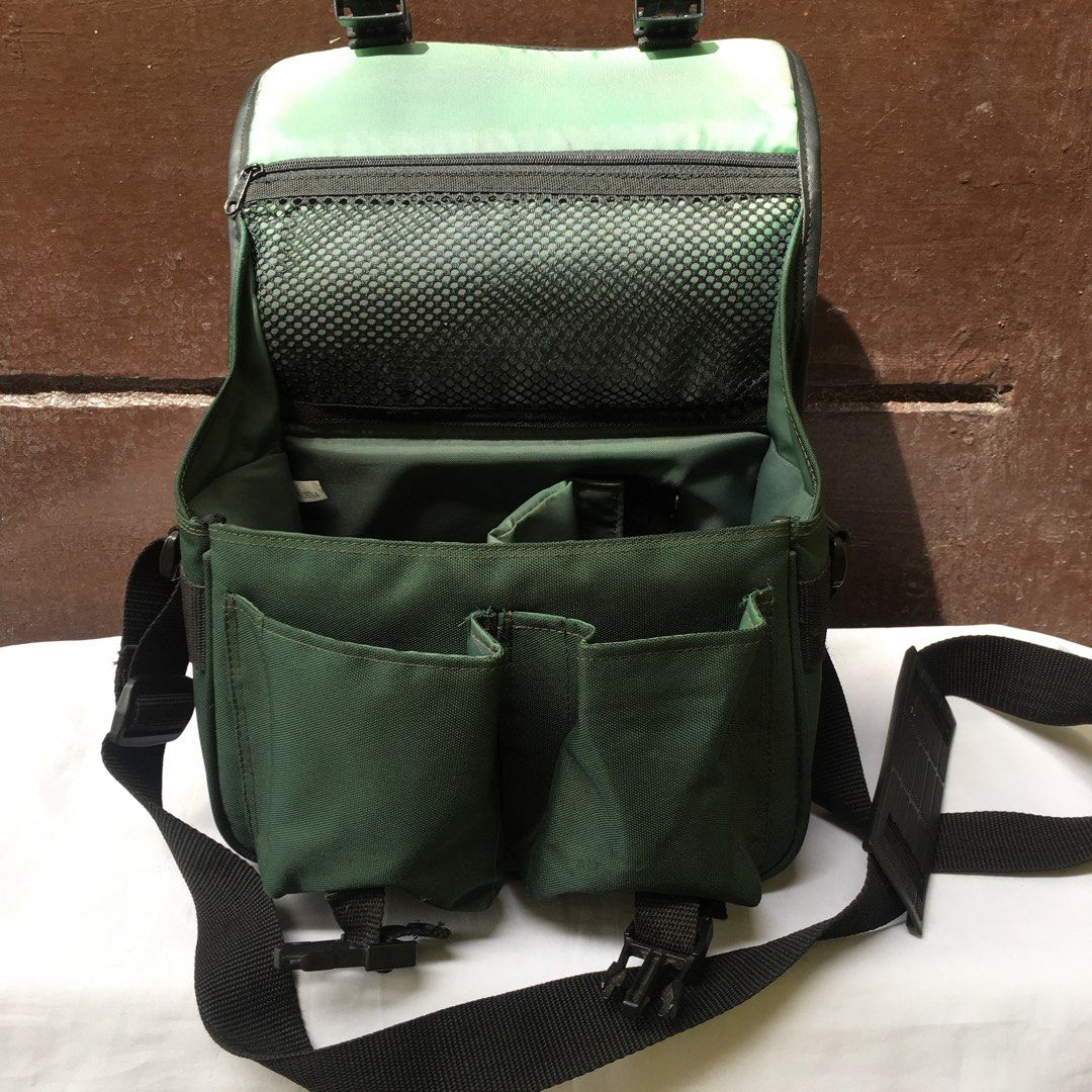 SIGMA Camera Sling / Shoulder Bag - Forest Green (Category: Camera Bags & Carriers) located in Makati City. Submitted by tasteofluxury (Listing ID 1470143982, Image 1). Description: SIGMA Camera Sling / Shoulder Bag - Forest Green Authentic SIGMA camera bag in good vintage condition. Spacious and fully padded to protect your gear. Color: Forest Green with Black trim Material: Heavy-duty nylon with padded interior Closure: Buckle + flap closure St