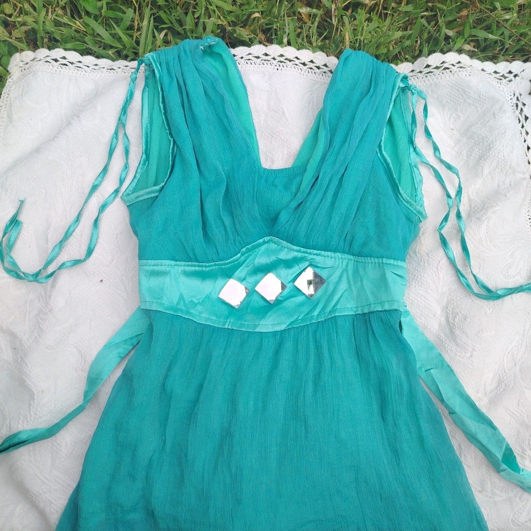 Silk teal halter top w self tie (Category: Activewear) located in Manila. Submitted by wildfairylyn (Listing ID 1470169158, Image 2). Description: sp is taken 480 to outbid+30 increment cross posted on FB, ig,tiktok lock:700.