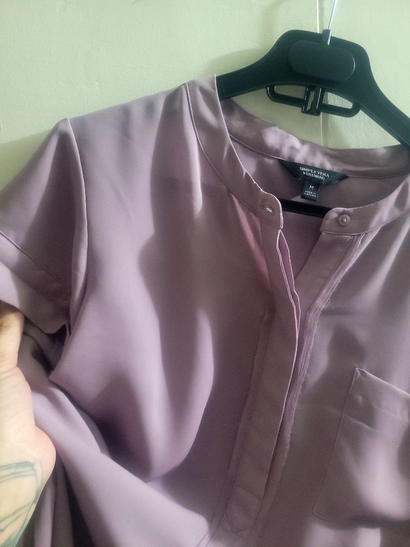 Simply Vera Wang Top (Category: Blouses) located in Los Banos. Submitted by lopecruz (Listing ID 1470267562, Image 2). Description: 21"armpit laid flat 28"length Medium Like new.