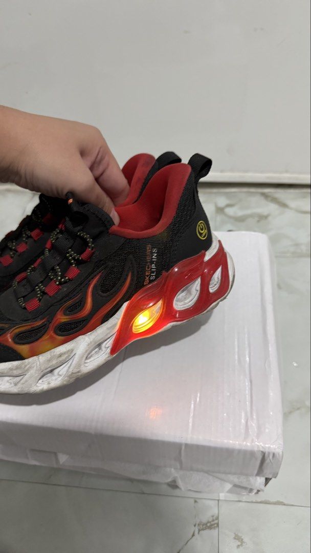 Skechers Light Up US 13, 19cm (Category: Babies & Kids Fashion) located in Quezon City. Submitted by dinesaur (Listing ID 1470231175, Image 3). Description: .