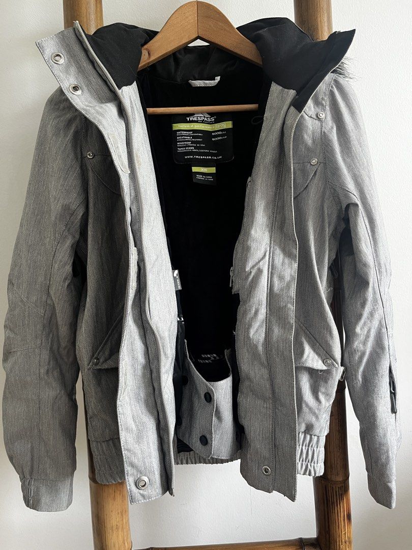 Ski Jacket (Category: Coats, Jackets and Outerwear) located in Singapore. Submitted by wendsing (Listing ID 1470196147, Image 3). Description: Beautiful Ski Jacket. Worn by daughter and now grown out of. Has detachable hood, fur trim and splash skirt. Good used condition. All elastic, buttons and zips work well. Can be picked up at Hume Avenue.