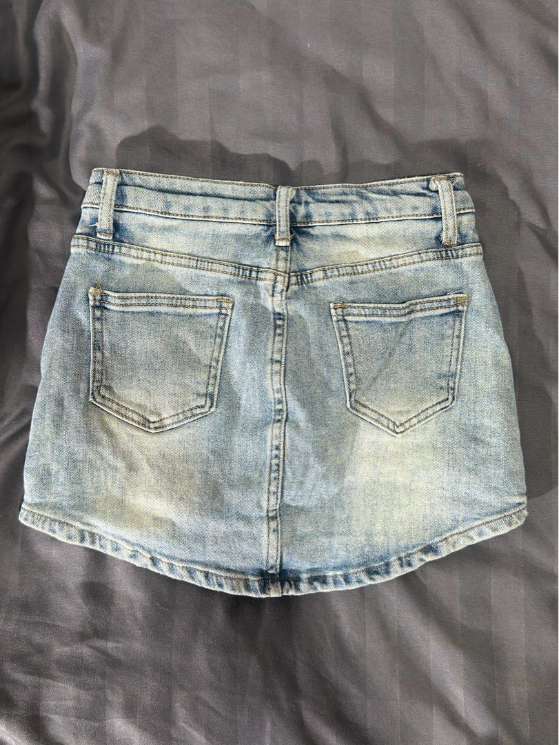 Skort - skirt short (Category: Skirts) located in Cavite. Submitted by mevynn (Listing ID 1470160762, Image 1). Description: declutterring what you see is what you get size: 25-26 fave ⭐️⭐️⭐️ 💳 gotyme, gcash or BPi 🚚 lalamove or jnt.