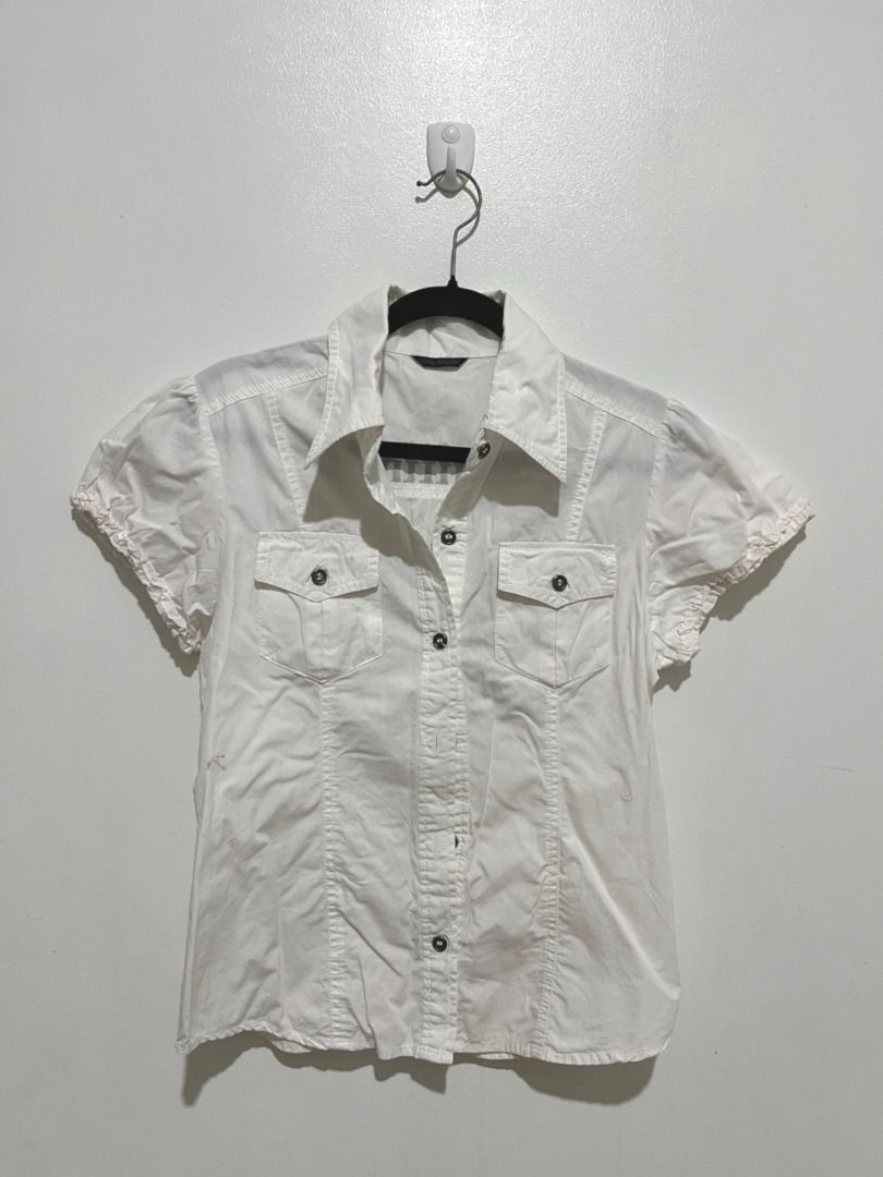 Sky Bomber White Button-Up Blouse with Back Graphic (Category: Blouses) located in Manila. Submitted by amystiqueph (Listing ID 1470251707, Image 1). Description: Like new, never used Size small Rust free buttons P350 MOP: Gcash MOD: Lalamove, Grab, J&T or LBC Check bio for more information. .